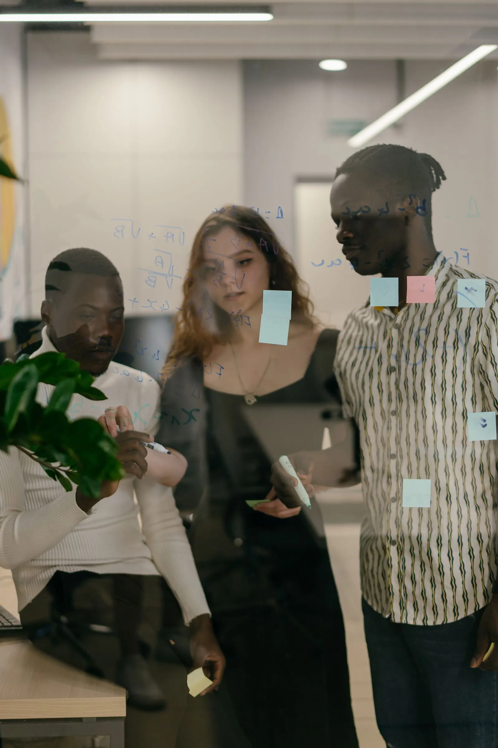 Professionnels travaillant ensemble et atelier de planification